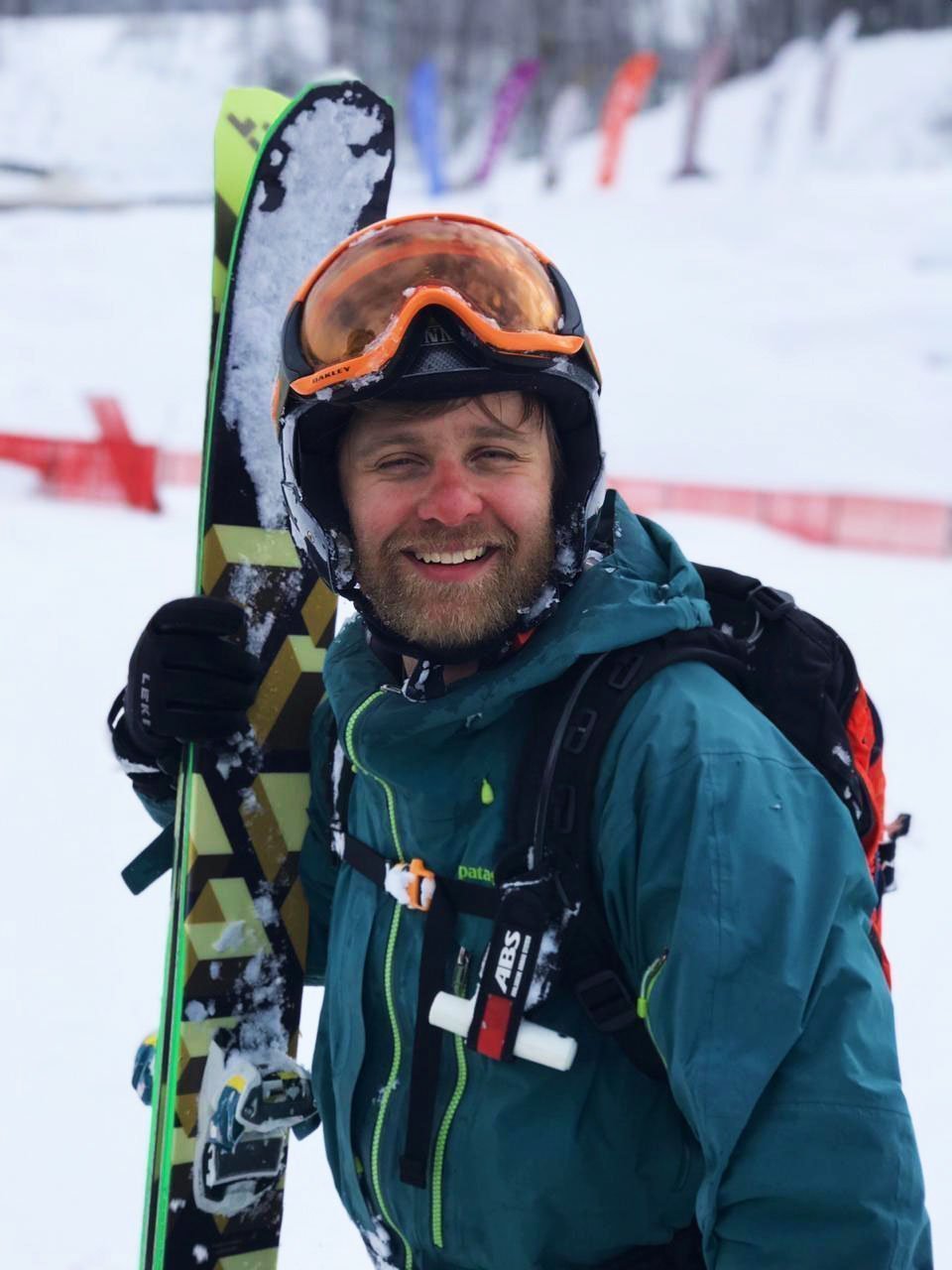 Как выбрать фрирайд-гида в Поляне и не пожалеть? Гайд 2026